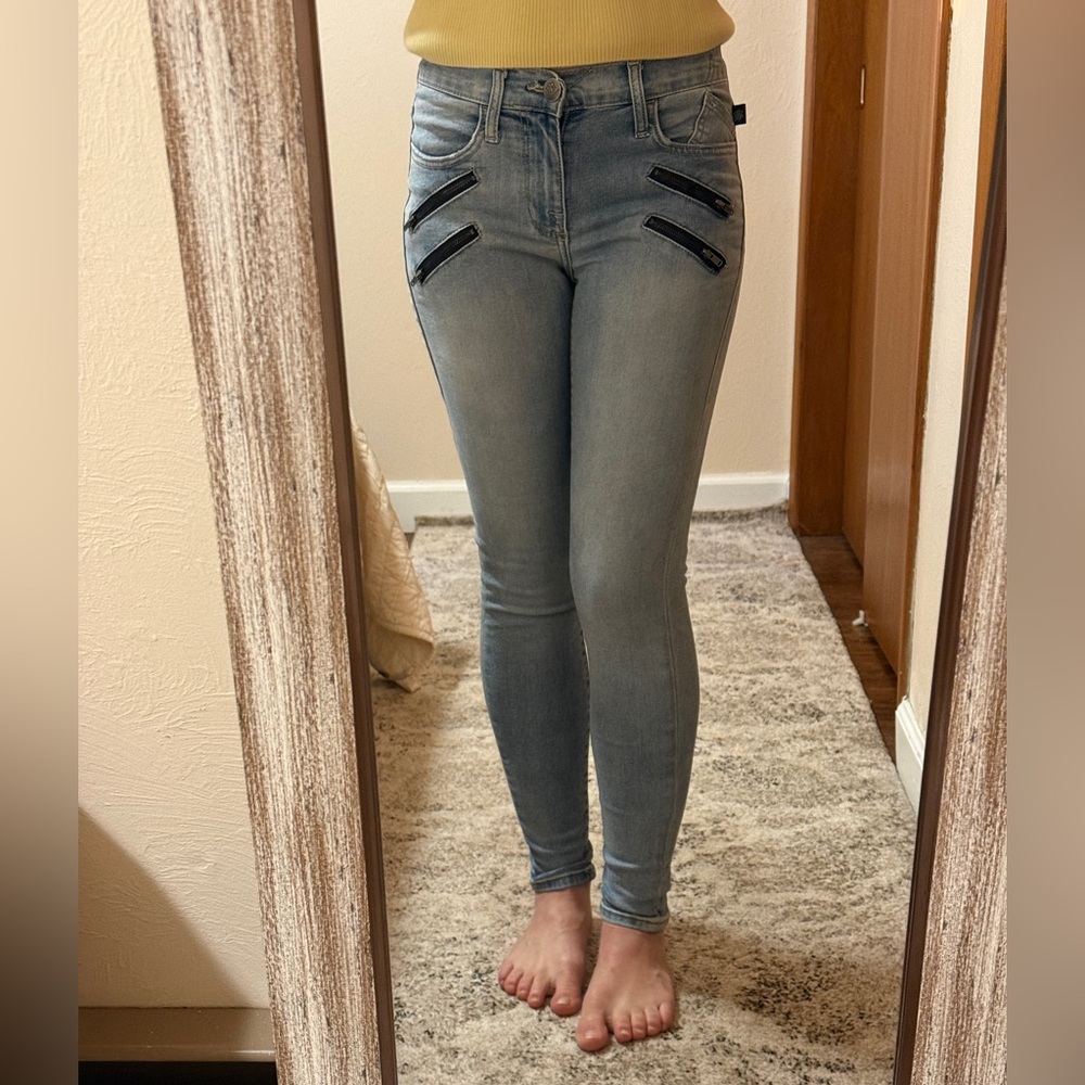 Women size 2 Rock & Republic Light Blue Skinny Jeans with Black zipper Accents